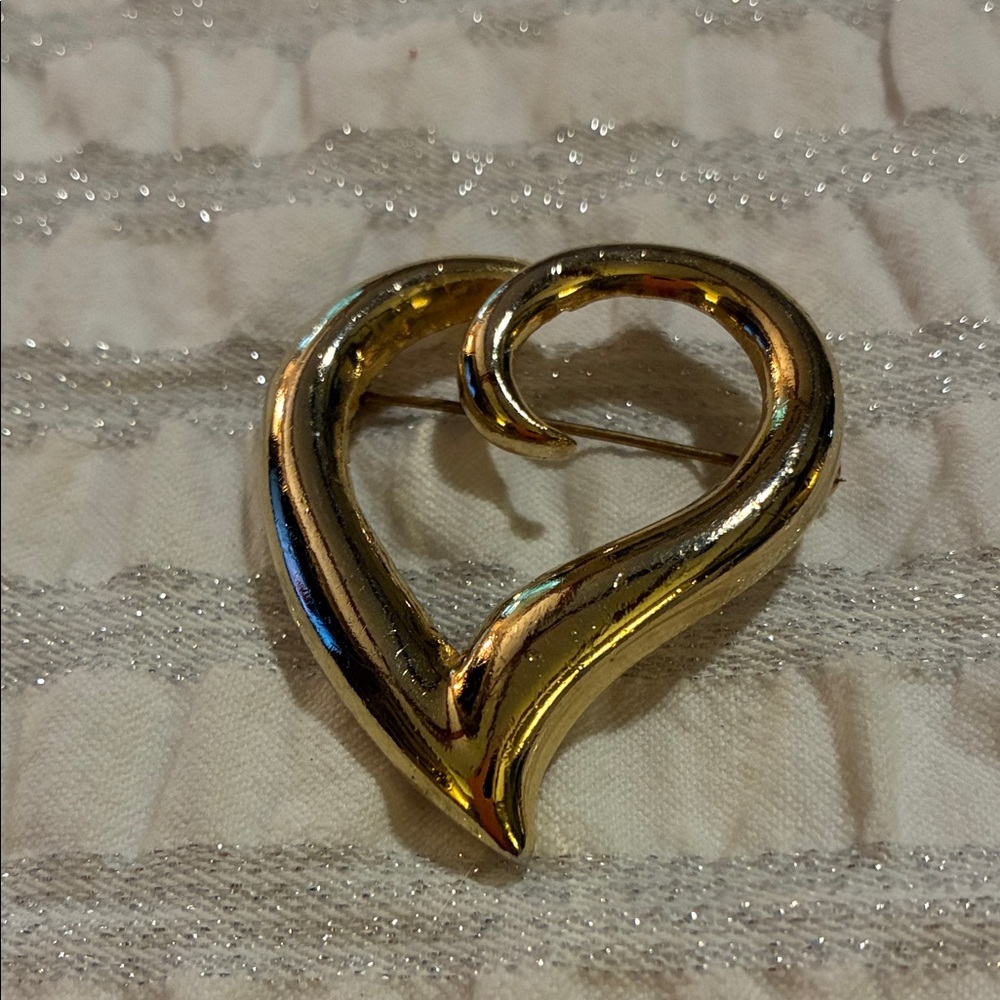 Chic Gold Heart Brooch